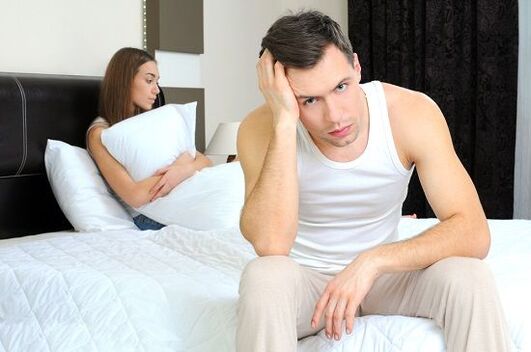 un hombre está molesto por una secreción patológica cuando está excitado